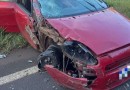 Mulher desmaia após colisão entre carro e caminhão