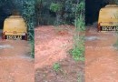 Ônibus com crianças fica ilhado após enxurrada em estrada rural