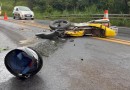 Motociclista morre em colisão entre moto e caminhão