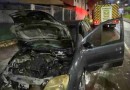 Carro pega fogo após pane mecânica e mobiliza Bombeiros