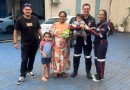 Socorristas do SAMU recebem a visita dos pais de bebê que foi salvo