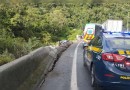 Casal morre após carreta tombar na descida da serra da BR-376