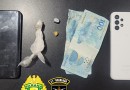 Duas pessoas são detidas por posse de drogas e suspeita de tráfico