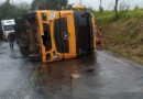 Caminhão tomba e interdita rodovia PR-180 em Marmeleiro