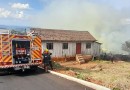 Incêndio em vegetação se aproxima de casa de madeira e mobiliza SAMU e Corpo de Bombeiros