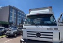 Caminhão bate em caminhonete estacionada