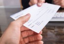 Zeladora encontra cheque de R$ 36 mil e devolve ao proprietário