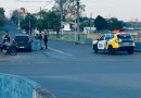 Pai e filho ficam feridos após colisão entre motocicleta e carro
