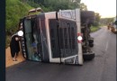 Caminhão tomba entre Renascença e Marmeleiro