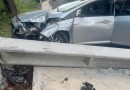 Condutora fica ferida após colisão contra poste