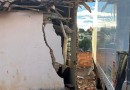 Caminhão atinge residência em Coronel Vivida