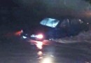 Motorista tenta passar com carro em rio e Bombeiros são acionados para o resgate