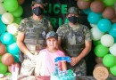 Policiais militares participam de aniversário e realizam sonho de fã mirim