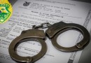 Homem com mandado de prisão é detido após tentar fugir da PM