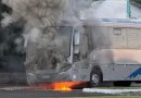 Ônibus do transporte de trabalhadores pega fogo
