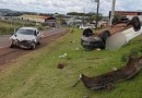 Três pessoas ficam feridas após colisão entre dois veículos