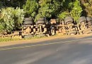 Caminhão tomba para evitar colisão frontal na PR-182