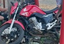 Jovem sofre fratura exposta em colisão entre motocicleta e carro