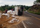 Motorista perde o controle e carreta tomba após problemas mecânicos