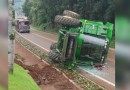 Máquina agrícola tomba no perímetro urbano de Verê após apresentar problemas mecânicos