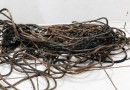 PM flagra dois homens queimando fios elétricos para retirar cobre