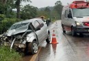 Mulher fica ferida após colisão frontal entre carro e caminhonete na PR 566