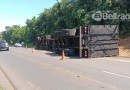 Caminhão tomba entre Francisco Beltrão e Marmeleiro