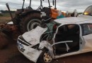 Grave acidente entre carro e trator deixa feridos