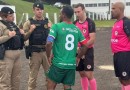 Jogador sofre injúria racial durante partida da Copa Sudoeste e equipe abandona o jogo em protesto