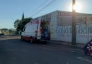 Colisão entre carro e motocicleta deixa casal ferido no bairro Vila Nova