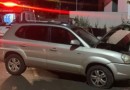 Motorista perde controle de veículo e colide em muro