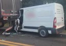 Engavetamento envolve quatro veículos na Bica D’ Água e um condutor fica preso às ferragens