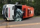 Ambulância tomba após colisão com automóvel na PR-493