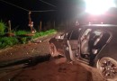 Carro é abandonado na rua após condutor bater em poste