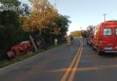 Para evitar colisão frontal, motorista sai da pista e acaba tombando caminhão, na PR 566