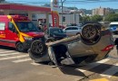 Carro capota após colisão em cruzamento no bairro Industrial