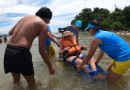Praia Acessível permite a pessoas com deficiência tomarem banho de mar com segurança