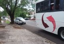 Mulher fica ferida em acidente envolvendo carro e ônibus, no bairro Alvorada