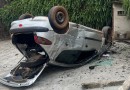 Carro capota dentro do pátio da APAE em Coronel Vivida