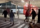 Torcida do Inter protesta no aeroporto após nova derrota no Brasileirão 