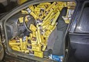 Condutor foge de abordagem da PM e abandona veículo abarrotado de cigarros contrabandeados