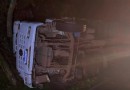 Caminhão fica sem freios e passageiros se ferem ao pular do veículo na PR 481 em Ampére
