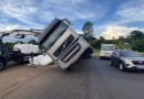 Mais uma carreta tomba no trevo da Água Branca