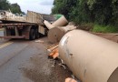Carga se desprende de caminhão e provoca acidente na PR 180