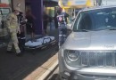 Motociclista e passageiro ficam feridos em colisão com Jeep no Centro