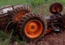 Idoso morre em capotamento de trator