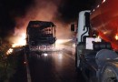Ônibus de transporte de trabalhadores pega fogo na PR-562