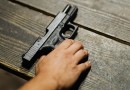 Professor é afastado após mostrar arma aos alunos na sala de aula