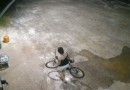 Câmera de segurança flagra mulher furtando bicicleta, na Cidade Norte