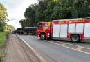 Caminhão tomba na BR-373 e deixa motorista ferida